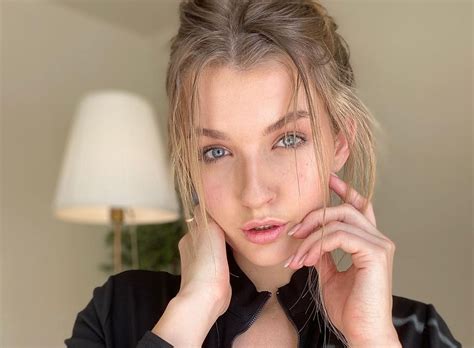 mia melano official|@miamelanomodel .